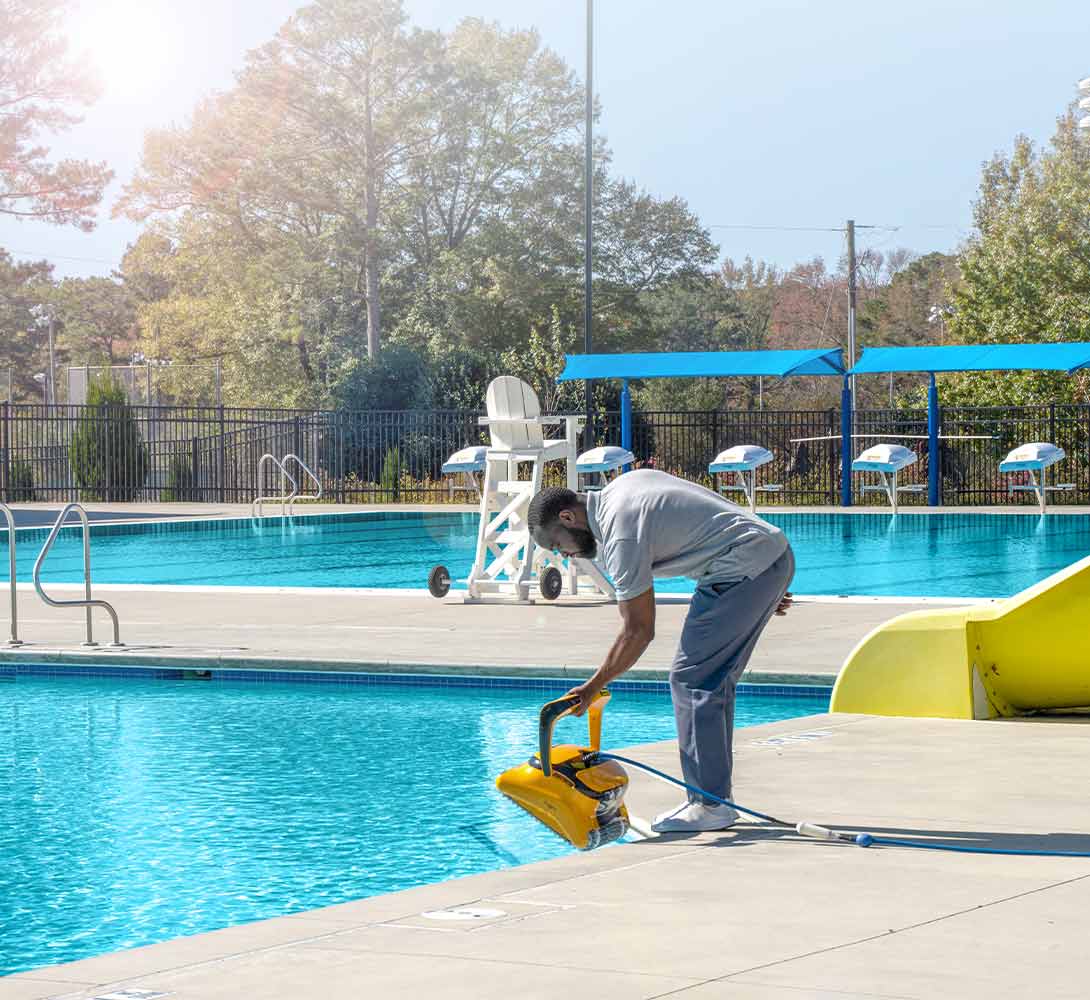 Dolphin Wave 80 Poolside Cleaning Robot 6